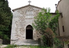 La facciata della chiesa di San Cassiano datata 1119. In Valbagnola vicino a fabriano